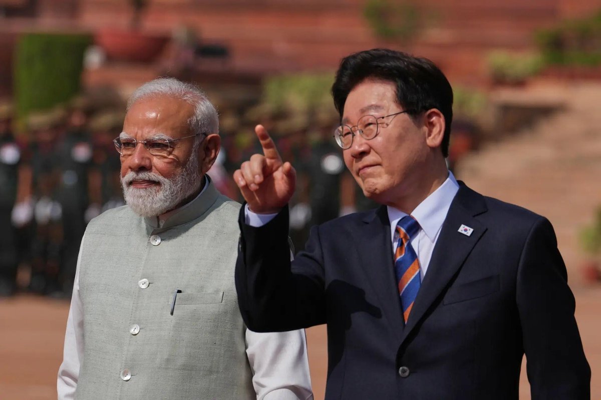 timesofindia's tweet image. #NewDelhi | President Droupadi Murmu, Prime Minister Narendra Modi and South Korean President Lee Jae Myung during the latter's ceremonial reception, at Rashtrapati Bhavan.

#LeeJaeMyung #SouthKorea #India #RashtrapatiBhavan #DroupadiMurmu #NarendraModi #Diplomacy #BilateralTies