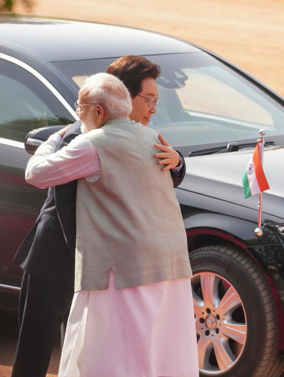 timesofindia's tweet image. #NewDelhi | President Droupadi Murmu, Prime Minister Narendra Modi and South Korean President Lee Jae Myung during the latter's ceremonial reception, at Rashtrapati Bhavan.

#LeeJaeMyung #SouthKorea #India #RashtrapatiBhavan #DroupadiMurmu #NarendraModi #Diplomacy #BilateralTies