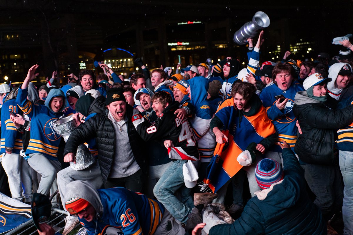Bessex_Joshua's tweet image. #BuffaloSabres fans waited 15 years for a playoff game and oh what a party it was.

#photos: buffalonews.com/multimedia/col…

@TBNSports @LLysowski @ByMHarrington @rachelmlenzi @TheBuffaloNews