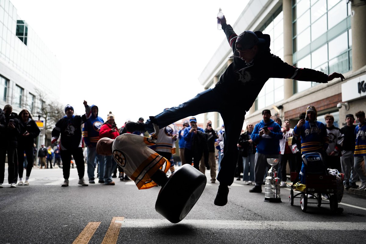 Bessex_Joshua's tweet image. #BuffaloSabres fans waited 15 years for a playoff game and oh what a party it was.

#photos: buffalonews.com/multimedia/col…

@TBNSports @LLysowski @ByMHarrington @rachelmlenzi @TheBuffaloNews