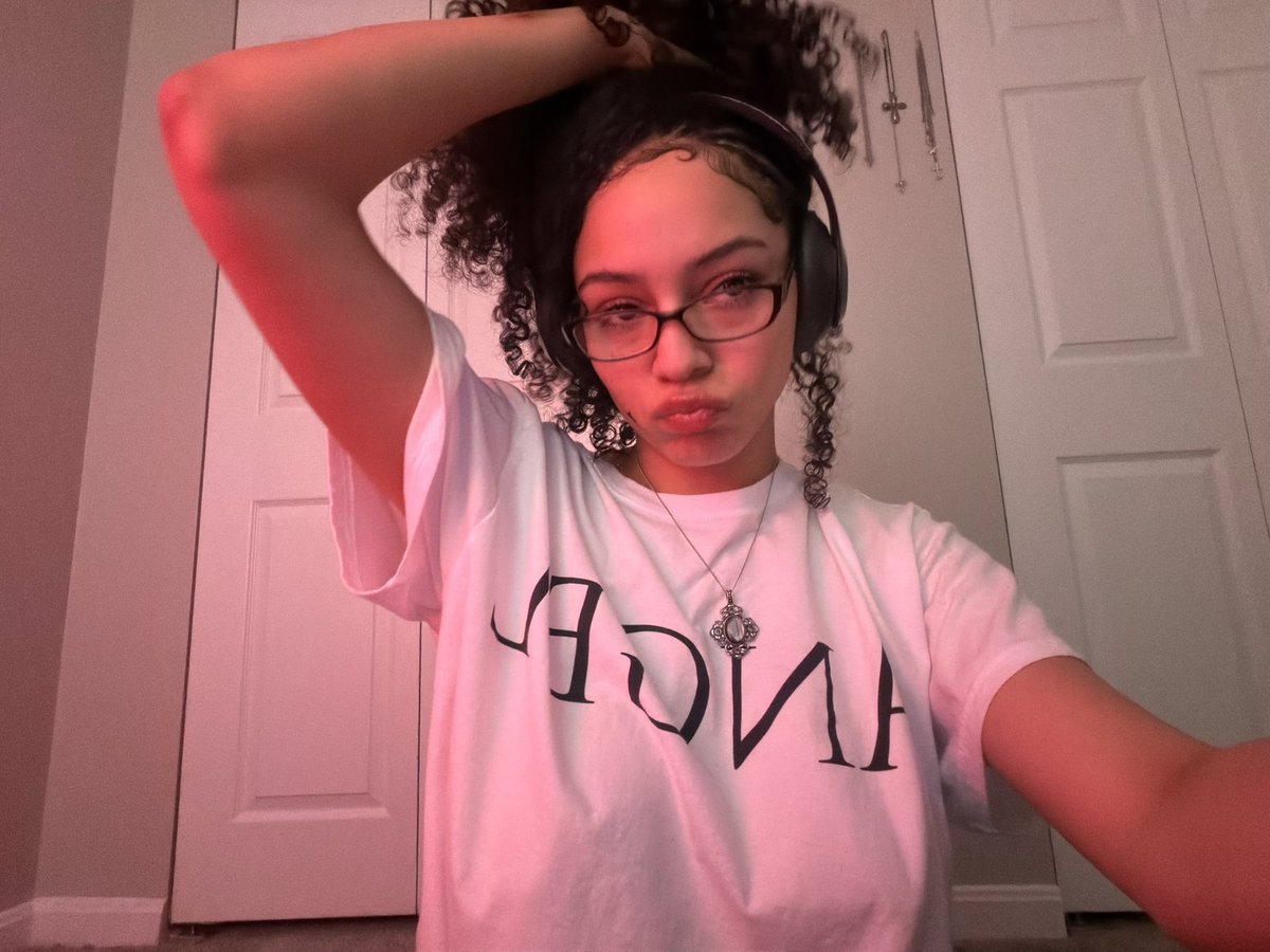 𝓐𝓷𝓰𝓮𝓵 tweet media