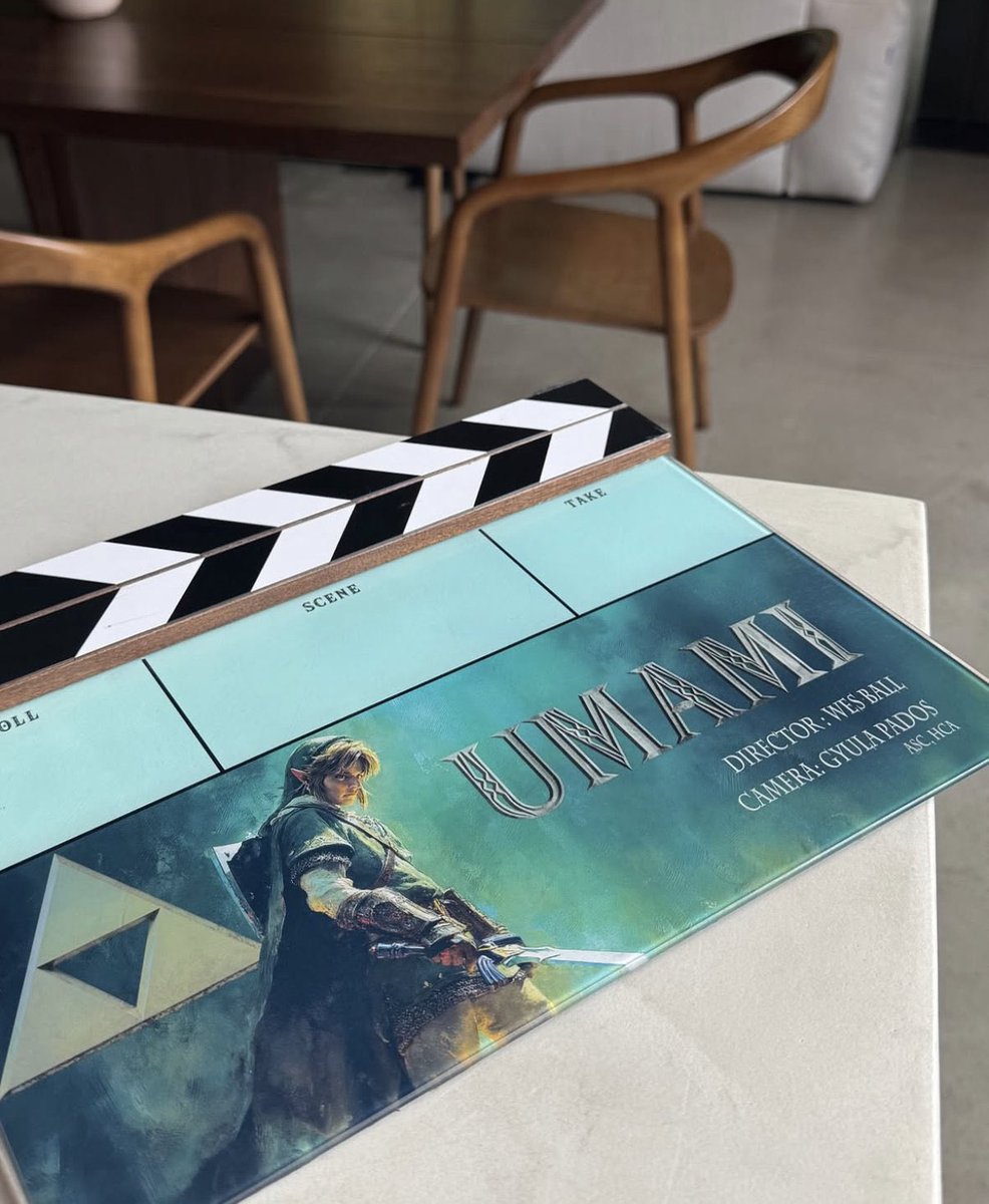 BeeFun__'s tweet photo. 🚨🔴 C’est OFFICIEL !

On vient de découvrir le tout premier visuel de Link en tenue complète, Master Sword à la main 🗡️🔥

L’image a été partagée sur le compte Instagram du directeur de la photographie du film.

Et gros point à noter : ce Link ne semble pas lié à l’ère Breath of the Wild / Tears of the Kingdom… 👀
Tout laisse penser que le film se déroule dans une timeline totalement inédite.

Vous avez hâte ?