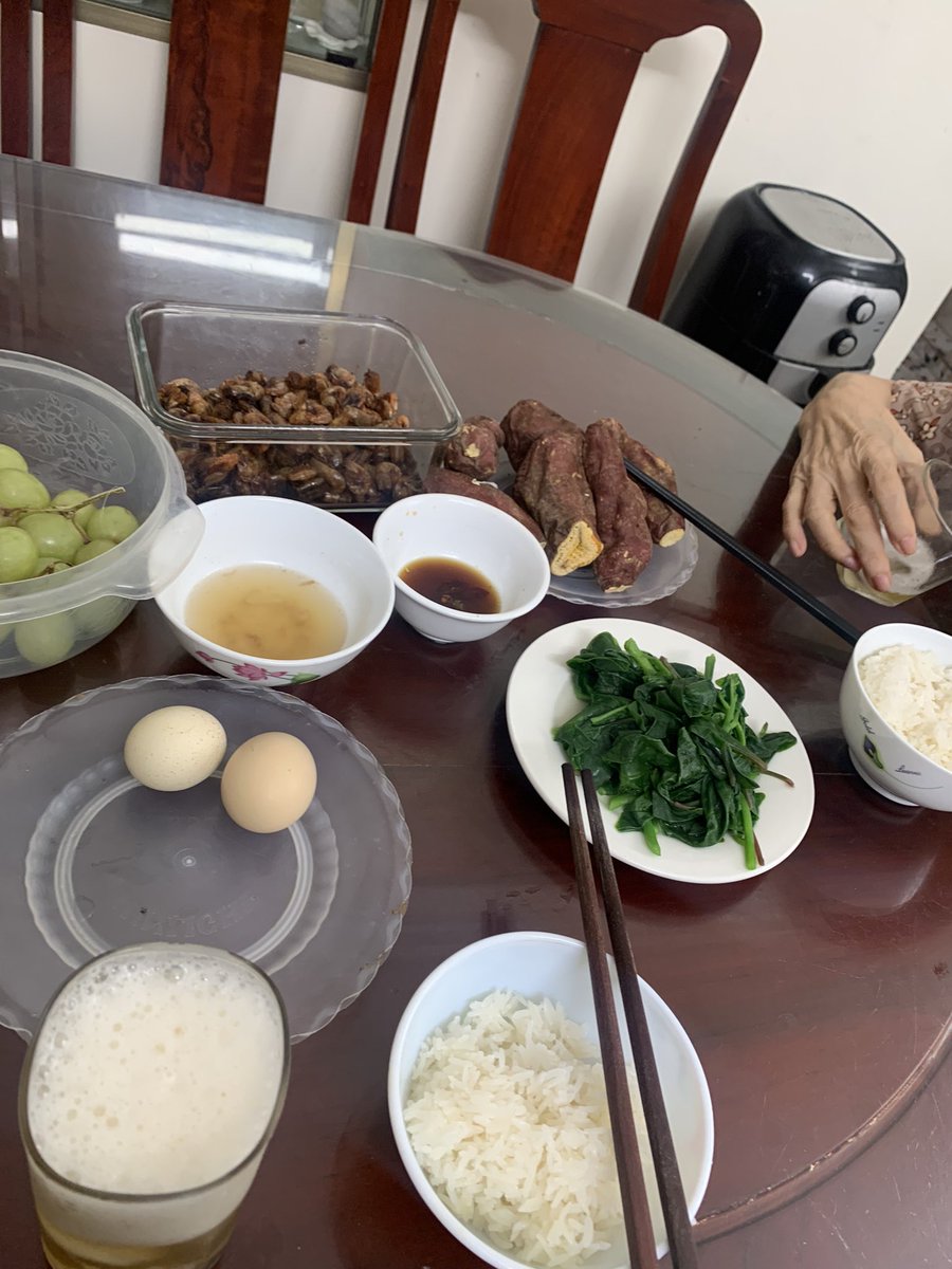 “ Về tớ nhà làm cốc “bia” chứ “bia” Trung Quốc uống nhạt nhẽo lắm . Trưa nay các Bác ăn gì rồi . Em chỉ có vài món hoàn cảnh 😋