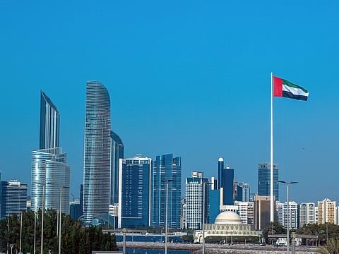 Waqarkhan123's tweet image. متحدہ عرب امارات نے امریکہ کو واضح پیغام دیا ہے
اگر ہمیں ڈالر کی کمی میں رکھا گیا تو ہم تیل کی فروخت یوآن میں شروع کر دیں گے
یہ دراصل امریکی معاشی طاقت کی بنیادوں پر ایک واضح وارننگ شاٹ ہے
پیٹرو ڈالر 1970 کی دہائی سے امریکی غلبے کی پوشیدہ ریڑھ کی ہڈی رہا ہے
تیل کی قیمت ڈالر میں