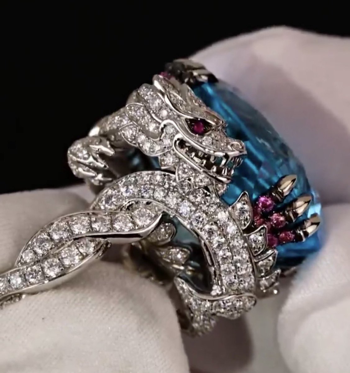 aomviiixxviii's tweet image. พี่จียงแหวนอันนี้นะเหรอที่หายบนเวทีเมื่อวันก่อน ราคา 8 ล้านเลยเหรอนั้น!! พี่จีครับหาเจอหรือยังครับ คนคีพ 8 จะมีใครเท่าพี่ไม่มีอีกแล้ว ขอให้เจอนะพี่นะ เพชรเม็ดใหญ่แสบตาจริงๆ
#BIGBANG #GDRAGON