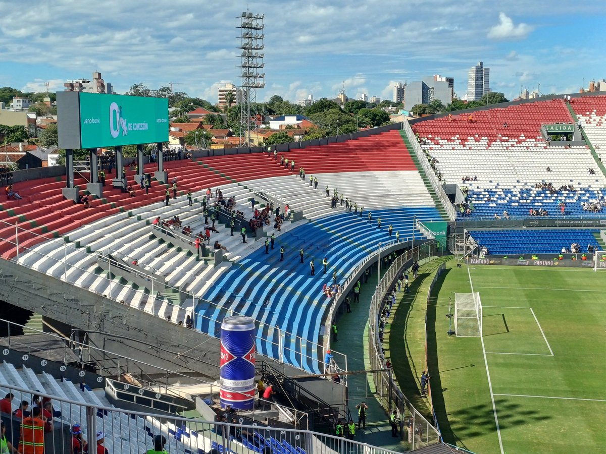 <a href="/MirandaFeer/">Fer Miranda</a> <a href="/VaninaDenis3/">vani.</a> Cual alzó esto <a href="/JuanGDENIS/">Juan G. Denis C.</a> ya se veía venir, como vas a poner policías en medio de la barra 🤦