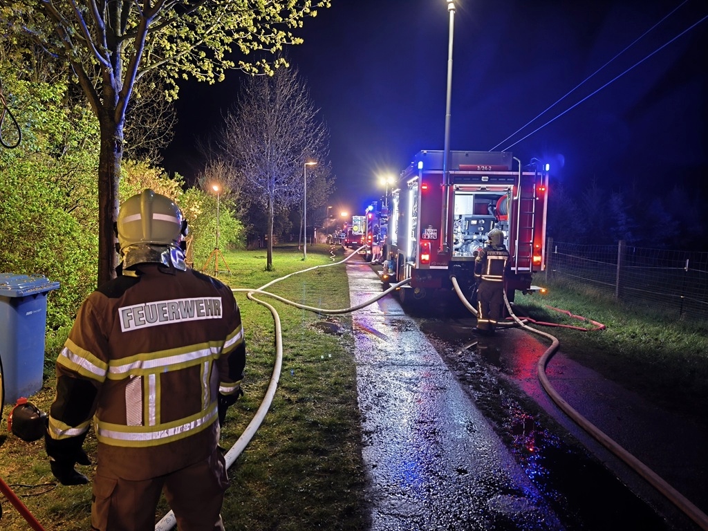 Feuerwehr Fehrbellin rettet Bewohner aus brennendem haus reportnet24.de/brandenburg/ne…