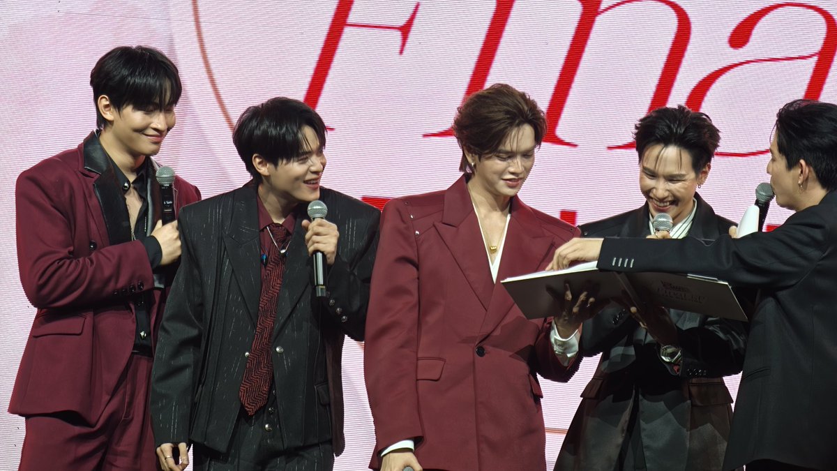 เมื่อวานอีโมกับสิ่งนี้มากของ 4 คน พี่จูคือนิยามของคำว่า ไม่ต้องพูดแต่ทำให้เห็นอะ 
ฮีเปิดอ่านแต่ของโอห์มปูน นี้นั่งร้องไห้ตั้งแต่พี่จูเปิดอ่าน ไม่หาอ่านของตัวเองด้วยซ้ำ นี้ว่านี้รักพี่ดาราแล้วนะแต่ไม่เท่าที่เค้ารักกันเองขอให้ไปได้ไกลทั้ง 4 คนเลย
#MyRomanceScammerFinalEP