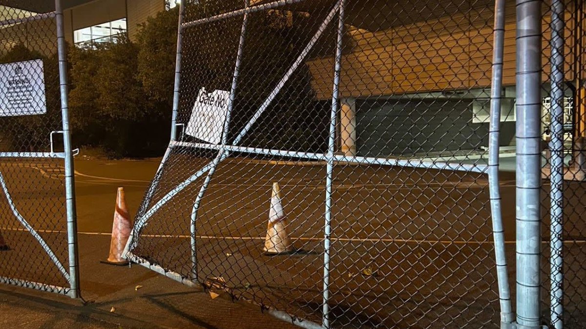 ausaviation's tweet image. A Queensland man has been charged after allegedly ramming his car into airside gates at Brisbane Airport’s international terminal. #aviation #aerospace
australianaviation.com.au/2026/04/man-fr…