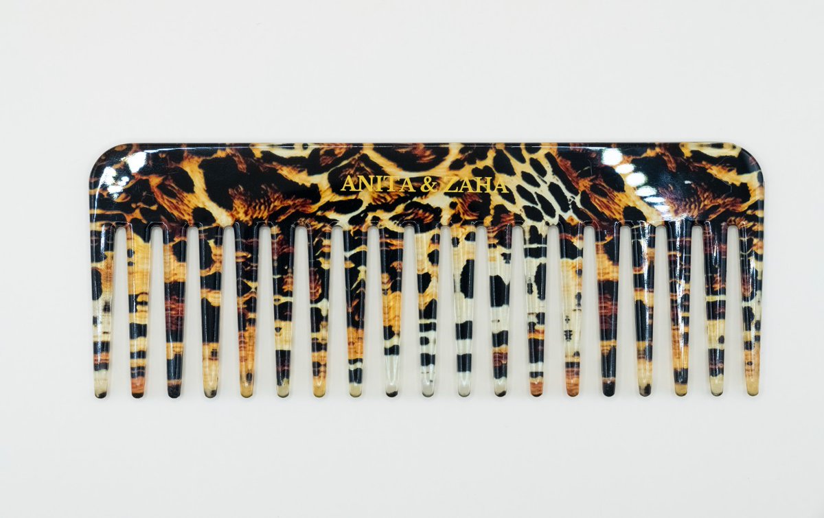 BarreauSih70677's tweet image. Le Peigne Léopard en Acétate de Cellulose Fabriqué en France : Un Accessoire à l'Héritage Authentique #ANITAetZAHA #Comb #peigne #leopard
Lire l'article: anita-zaha.com/le-peigne-leop…