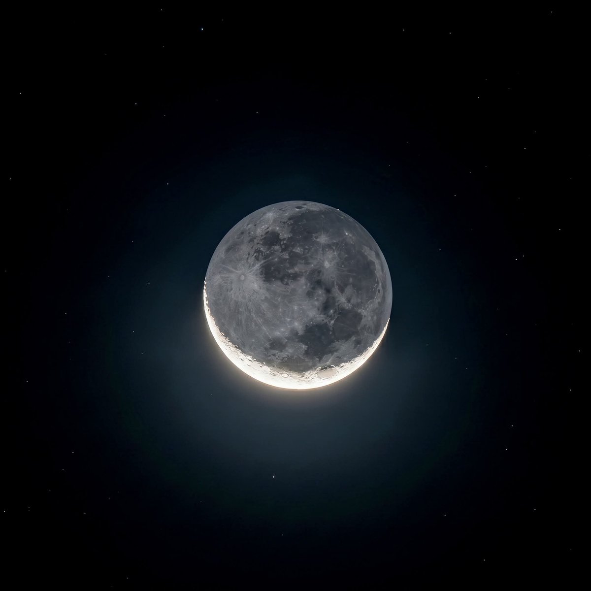 HulkCule's tweet photo. El cielo de esta noche regalando postales. Luna creciente enmarcada entre siluetas y estrellas. ¡Espero que disfruten estos detalles! 🌙 https://t.co/WZFPhfi4zM