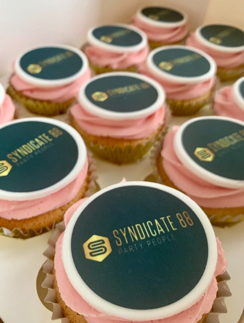 poppyscupcakes's tweet image. Vanilla cupcakes topped with a delicious raspberry frosting for a corporate event.
Tel: 07824 705364 or DM
#firsttmaster #corporate #SweetTreats #LondonBakes #Shopindie #EarlyBiz