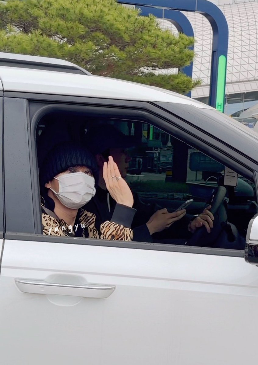 Yangyu_6's tweet photo. 260420 혁재입국✈️

오빠 멋지네여..

#은혁 #EUNHYUK #이혁재 #李赫宰 #ウニョク #슈퍼주니어 #SUPERJUNIOR https://t.co/DUHnk04rJ6