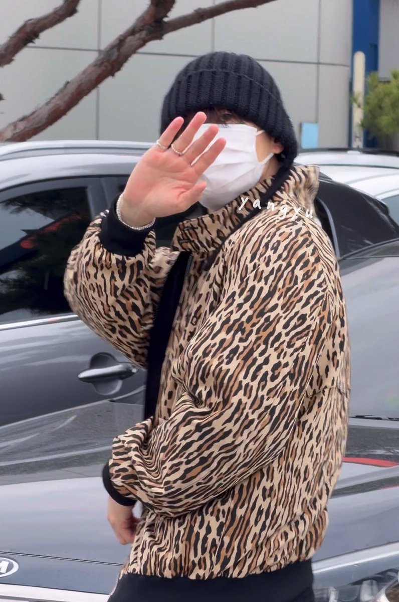 Yangyu_6's tweet photo. 260420 혁재입국✈️

오빠 멋지네여..

#은혁 #EUNHYUK #이혁재 #李赫宰 #ウニョク #슈퍼주니어 #SUPERJUNIOR https://t.co/DUHnk04rJ6