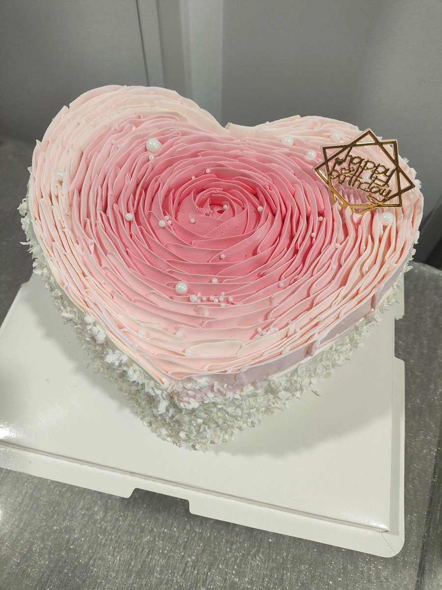 NIOAGYO's tweet image. Valentine's Day Special: Red Velvet Heart Cake  Soft, rich red velvet with cream cheese frosting—baked with love! Limited stock, grab yours before 14th Feb! #ValentinesDay #SweetTreat