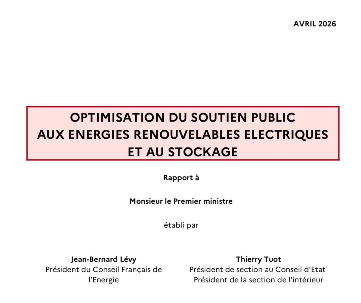 cbLlaure's tweet photo. Coûts des #ENR : Le rapport de 60 pages #LévyTuot établit un constat certes sévère sur les soutiens publics aux ENR électriques : envolée de la charge pour l’État, coûts masqués via le réseau, dégradation de la valeur de marché des productions intermittentes et risque d’aggravation avec la poursuite du déploiement. 

Mais il s’arrête avant la conclusion logique. Au lien de remettre totalement en cause le régime de subvention actuel ; il propose d’en améliorer le calibrage, la gouvernance et le rendement. 

‼️ Les chiffres sont pourtant accablants. La charge portée par l’État au titre des contrats éoliens et solaires passe de 2,6 Md€ en 2024 à 5,3 Md€ en 2025, puis 6,8 Md€ attendus en 2026. Et les auteurs admettent qu’elle pourrait atteindre, voire dépasser, 10 Md€ par an dans les années à venir.

🚩En résumé, ce rapport se contente de documenter l’excès, mais reste prisonnier du cadre qui l’a produit.