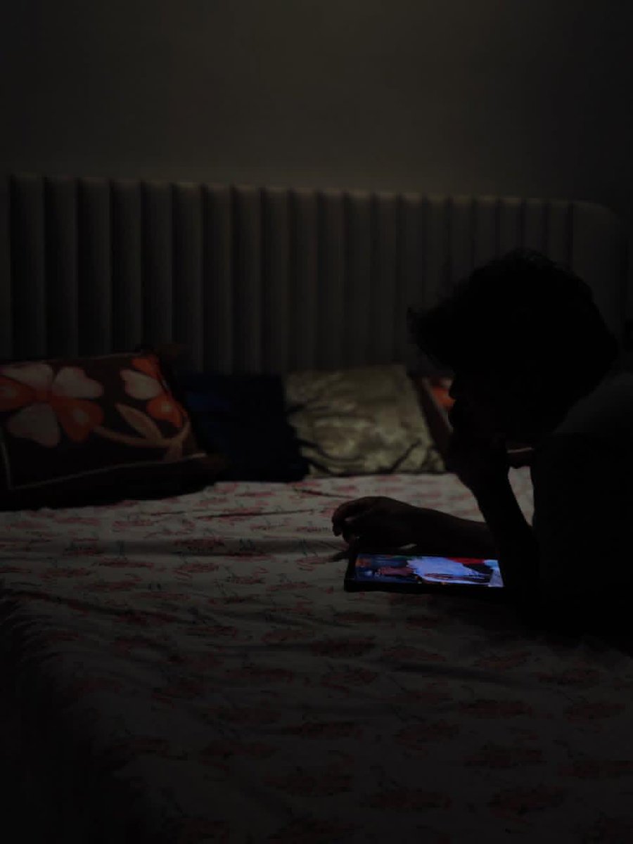 Sanju443263's tweet image. पिंजरे में रहने वालों को खटक रहे हो तुम आज़ाद हो इसीलिए भटक रहे हो!

दुनियादारी का एक तौर बन चुका है तुम आज़ाद हो तो उसमें अटक रहे हो!

दिल से नाचना लोगों को कम आता है तुम आज़ाद हो इसीलिए मटक रहे हो!

तुम्हें सफ़र ही मंज़िल मालूम होता है मंज़िल को पाने में यूँ ही लटक रहे हो! #LCM