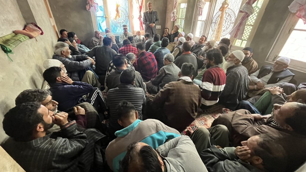 Wagoora_KREERI's tweet image. Continuing _6th block meeting of Block Tapper held in Tapper payeen  of @Wagoora_KREERI  Constituency chaired by @BashartBukhari . 

(Key public concerns raised &amp;amp; assured for redressal. )
#PublicService
@jkpdp @JKPDPian1 
@BashartBukhari