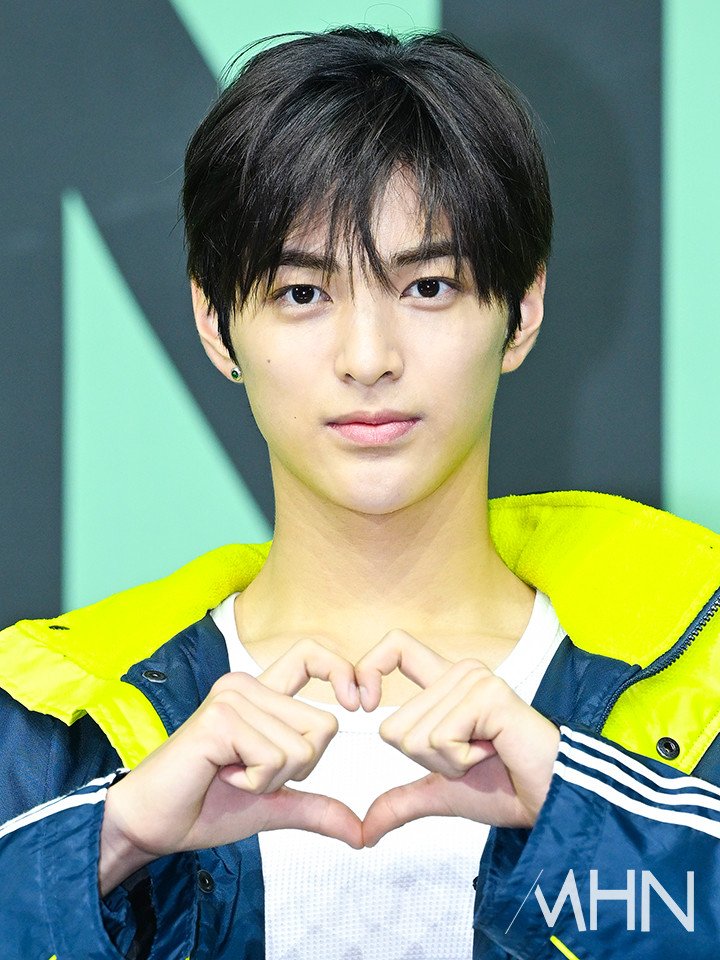 Keonho for todayʼs Comeback Showcase

#KEONHO #건호