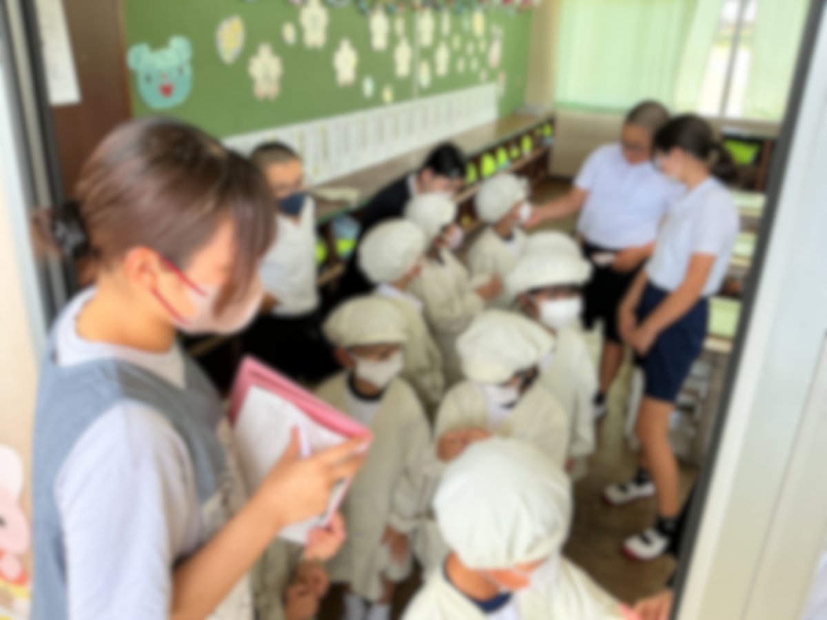 simomyou_esc's tweet photo. 【一年生　初めての給食】
今日は一年生が初めての給食でした。６年生に手伝ってもらいながら、着替え~いただきます~後片付け��で、取り組むことができました。
一年生はみんな、美味しく給食を食べられたようでした。これから学校で、たくさん食べて、たくさん学び、いっぱい成長してほしいです。 https://t.co/ckQwfEnB95