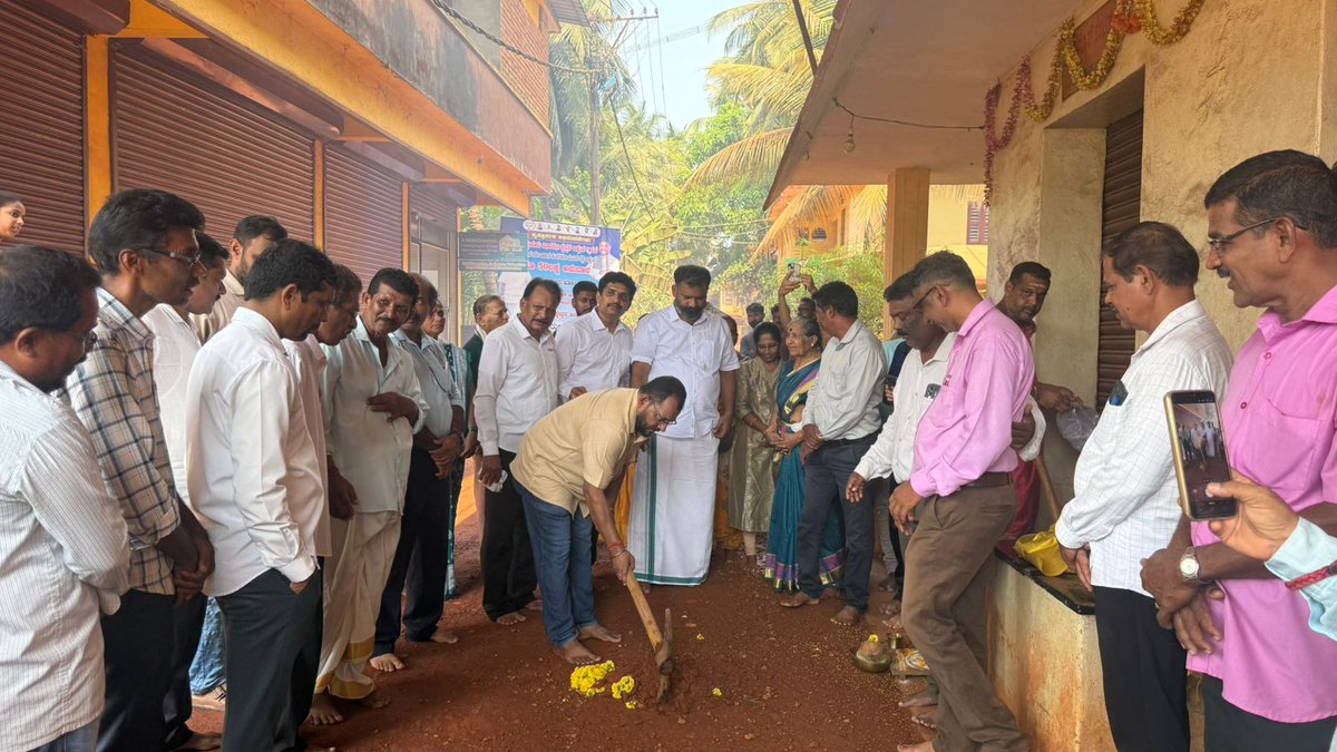 gantihole's tweet image. ಬೈಂದೂರು ವಿಧಾನಸಭಾ ಕ್ಷೇತ್ರದ ಉಪ್ಪುಂದ ಗ್ರಾಮದ ಶಂಕರಕಲಾ ಮಂದಿರ ರಸ್ತೆ ಅಭಿವೃದ್ಧಿಗೆ ₹50 ಲಕ್ಷ ಅನುದಾನದಡಿ ಕಾಮಗಾರಿಗೆ ಭೂಮಿಪೂಜೆ ನೆರವೇರಿಸಲಾಯಿತು.

#Infrastructure #Development #Road #SamruddhaByndoor #BJPByndoor #GururajGantihole