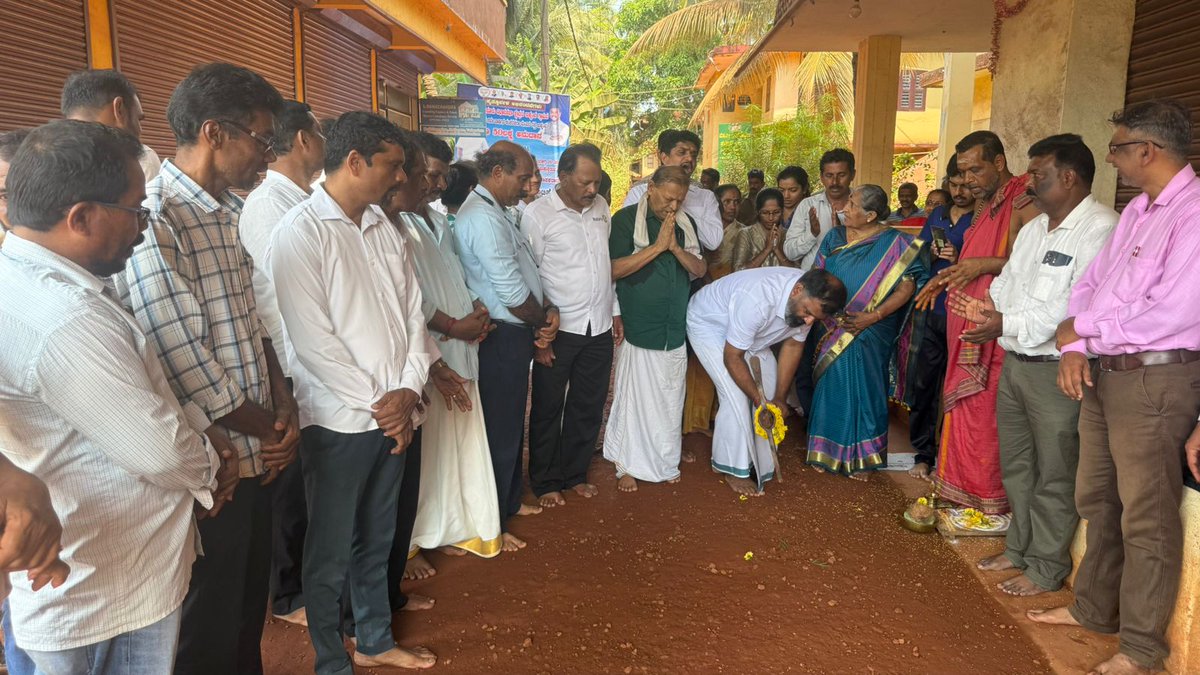 gantihole's tweet image. ಬೈಂದೂರು ವಿಧಾನಸಭಾ ಕ್ಷೇತ್ರದ ಉಪ್ಪುಂದ ಗ್ರಾಮದ ಶಂಕರಕಲಾ ಮಂದಿರ ರಸ್ತೆ ಅಭಿವೃದ್ಧಿಗೆ ₹50 ಲಕ್ಷ ಅನುದಾನದಡಿ ಕಾಮಗಾರಿಗೆ ಭೂಮಿಪೂಜೆ ನೆರವೇರಿಸಲಾಯಿತು.

#Infrastructure #Development #Road #SamruddhaByndoor #BJPByndoor #GururajGantihole