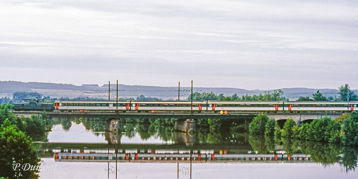 CheminsdeFerTC's tweet photo. La Meuse, miroir de voitures Corail confiées à une =>#BB13000 composant un Paris-Est - Longwy quittant Charleville-Mézières à #Lumes (08) en 08-92.
📷Pascal Dumont, source : le FB de "Sur les rails d'Ardenne et d'ailleurs". https://t.co/Lvp3ZtHCCQ