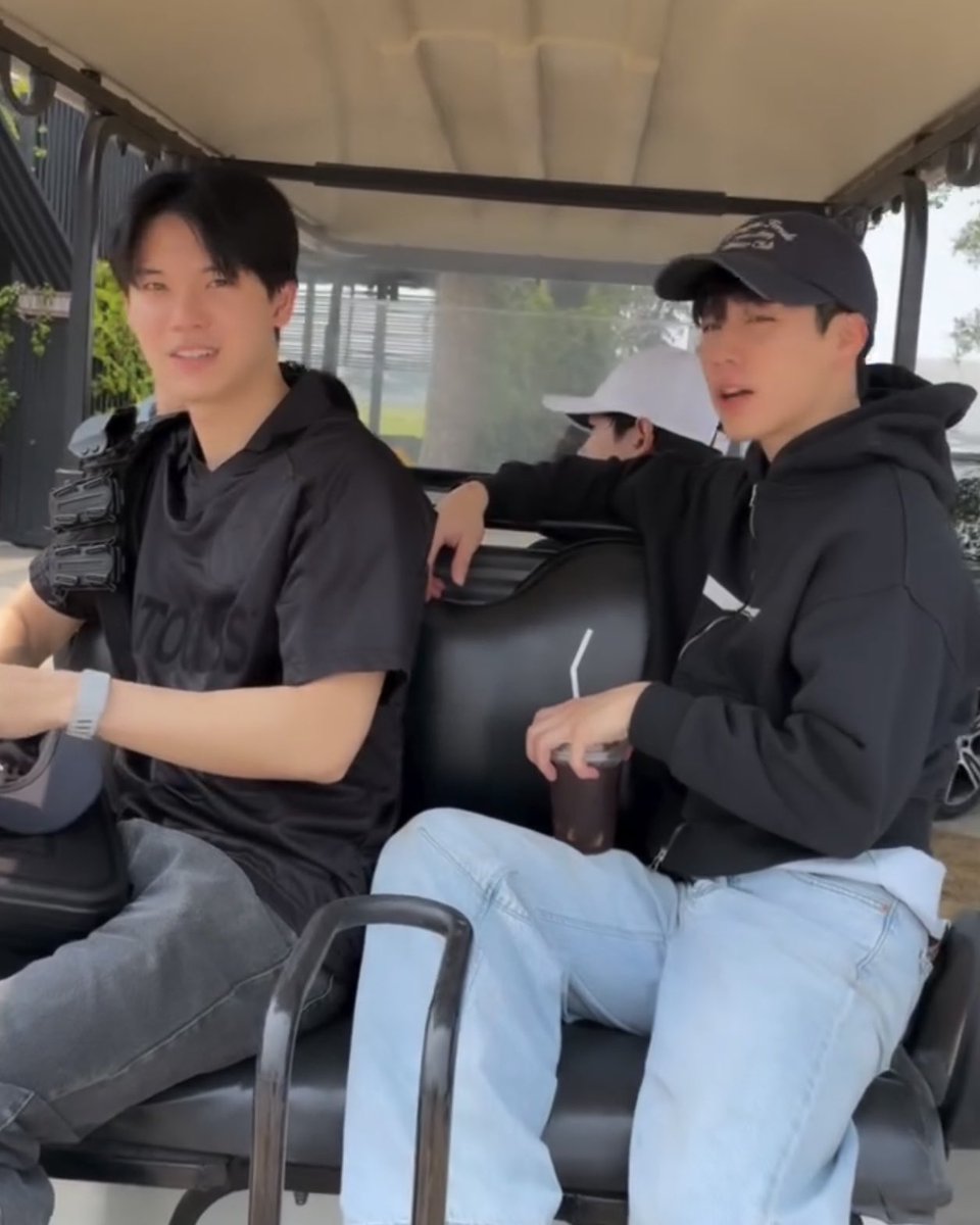 ไอ้บี๋ใส่อันวิว!!!!😭😭😭😭😭😭😭😭😭😭😭😭😭😭😭😭 แล้วเป็นฮู้ดครอปที่เคยเลือกให้ใส่ด้วย😭😭😭😭🤌🏻🤌🏻🤌🏻🤌🏻🤌🏻