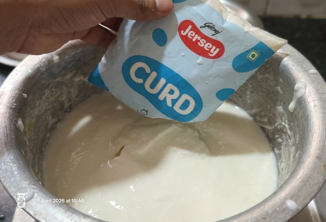 Deva_Singh_Bais's tweet photo. @JioMart_Support @JioMart ordered today tomato and curd, of it the curd has white fungus and is smelling very bad, it has white lumps in it. https://t.co/H0iQPiMErO