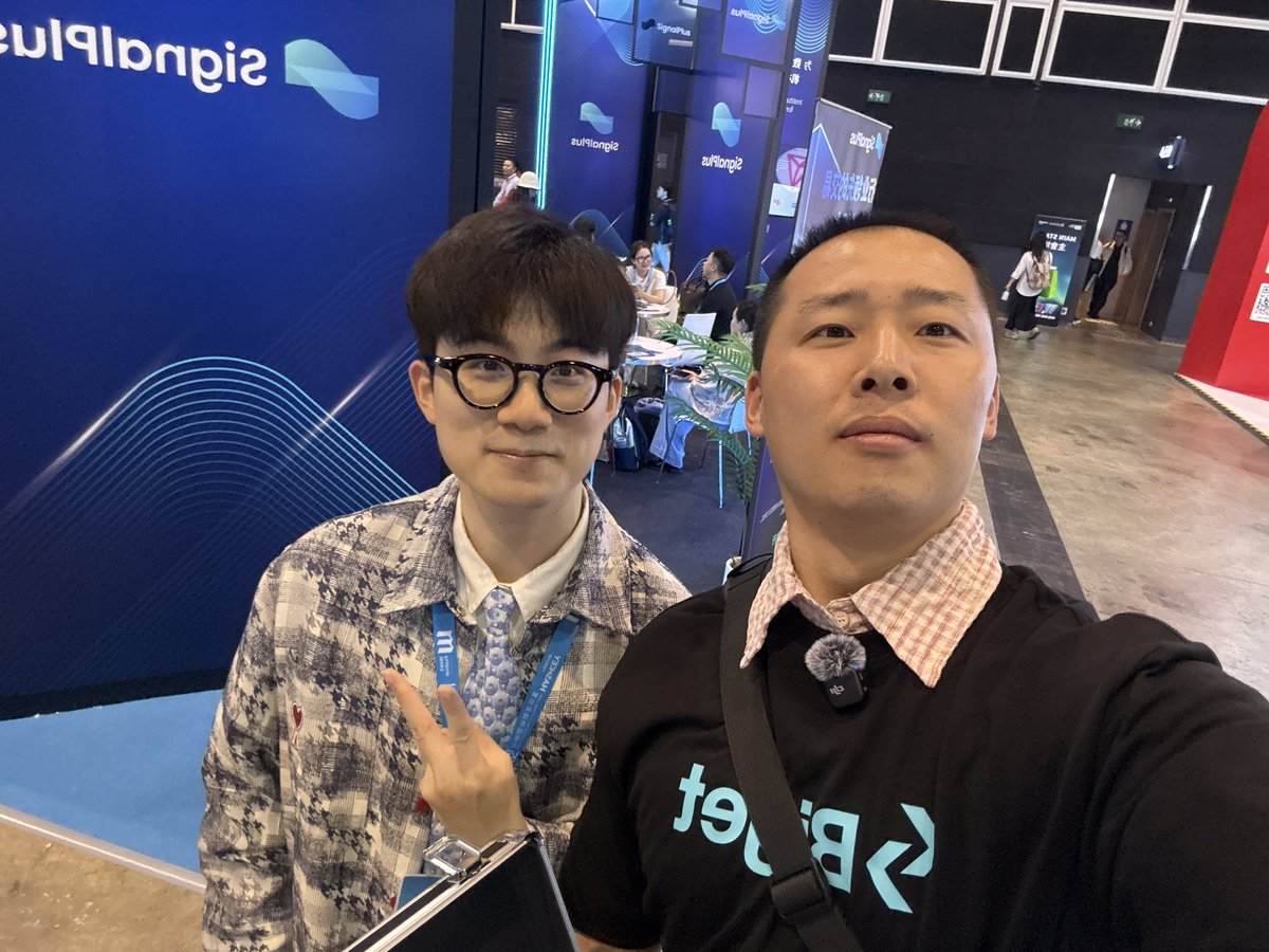 NFT_Chen's tweet image. 👅 @gokunocool 偶遇狗哥✌️

喜提 @bitget 铝合金行李箱🧳

#Bitget #BGB #Crypto