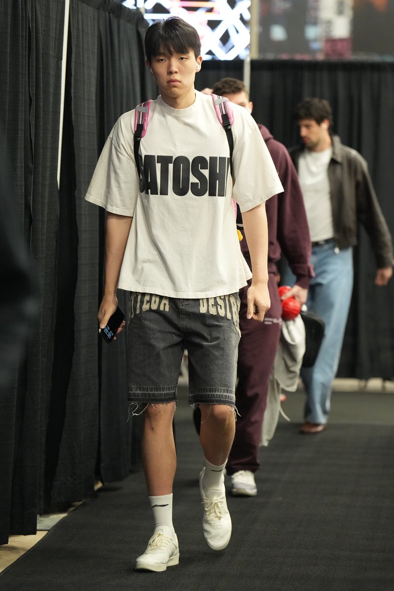 CGTNSportsScene's tweet image. 🏀#Spurs 111–98 #Blazers.

🇨🇳Portland’s #YangHansen gets 52 seconds and a slice of history as the 5th Chinese player ever to appear in an #NBAPlayoff game, after #WangZhizhi, #YaoMing, #YiJianlian, #ZhouQi.

📅G2 in #SanAntonio on Tuesday, then the series shifts to Portland.