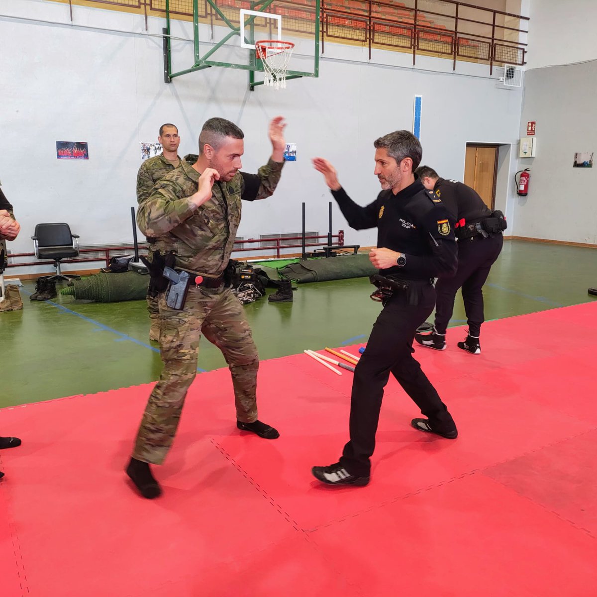 MADOC_ET's tweet photo. En la Academia de Logística del #Ejército de Tierra #ACLOG_ET, el alumnado del XV Curso Avanzado de Mando de Unidades de #PolicíaMilitar continua su formación dentro del módulo de combate cuerpo a cuerpo e intervención no letal. https://t.co/CXIkBI7N2M