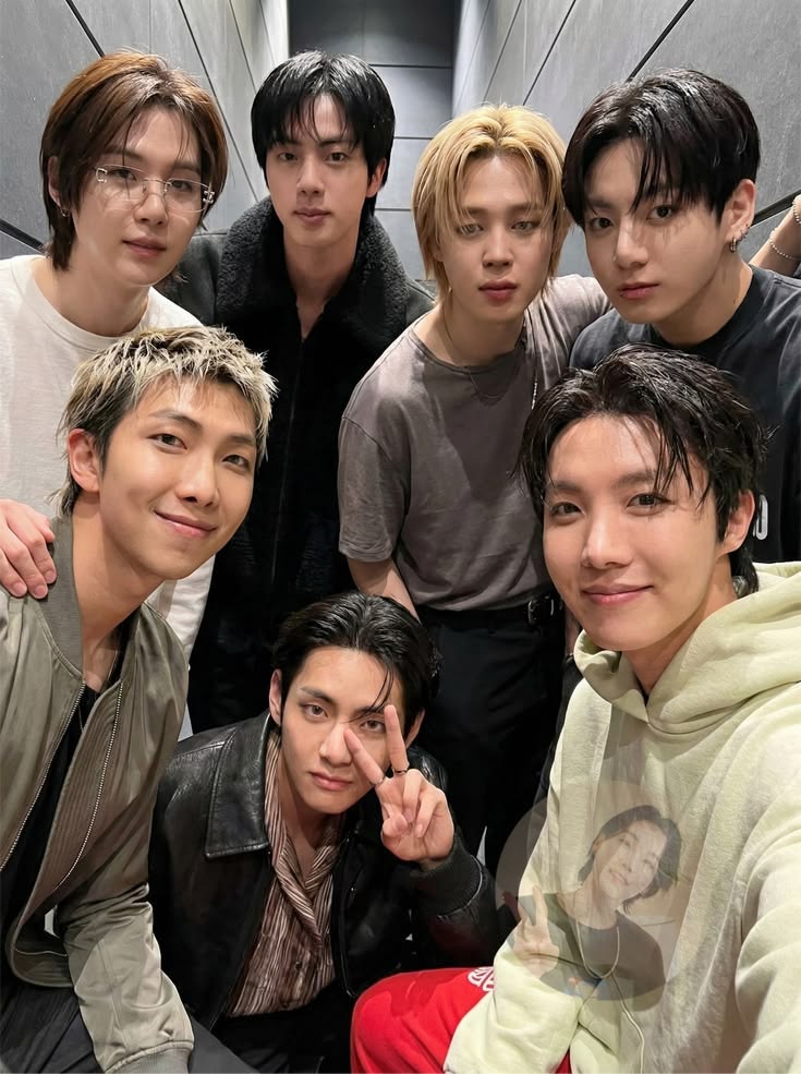 𝐀𝐫𝐢𝐚𝐧𝐚’𝐬 𝐩𝐨𝐯 ꕤ tweet media