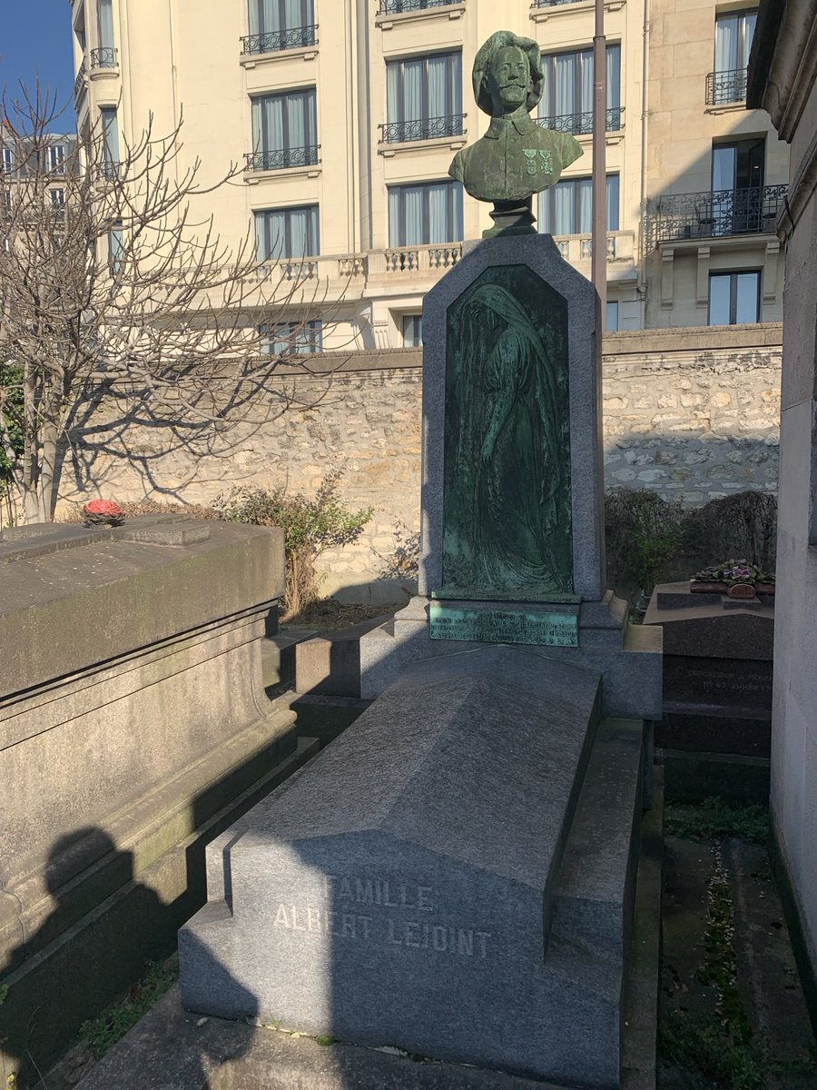 LeTaphopile's tweet image. #Paris, cimetière de #Montmartre. La tombe du sergent Fernand Lejoint (1890-1916), mort pour la France à Le Forest dans la #Somme le 3 septembre 1916. Elle est ornée d’une belle gravure et d’un buste en bronze. #WW1 #PremiereGuerreMondiale