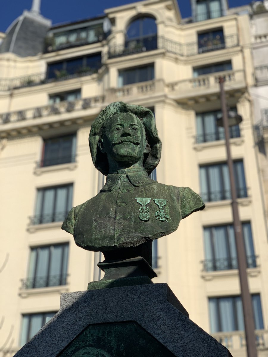 LeTaphopile's tweet image. #Paris, cimetière de #Montmartre. La tombe du sergent Fernand Lejoint (1890-1916), mort pour la France à Le Forest dans la #Somme le 3 septembre 1916. Elle est ornée d’une belle gravure et d’un buste en bronze. #WW1 #PremiereGuerreMondiale
