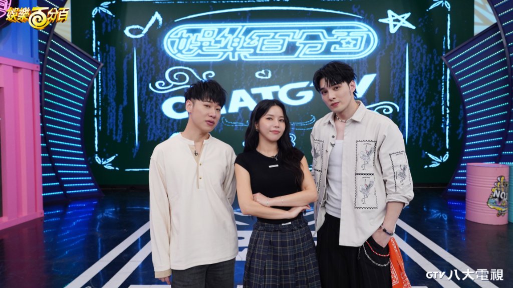 DragonKazoo77's tweet image. 260420 📰 [NEWS] Solar revealed her love for horror films and shared differences in filming customs between Korea and Taiwan, including a unique Taiwanese tradition where "red envelopes must be spent after filming".

🔗 enews.tw/article/1261305

#SOLAR #솔라 #Your_Own_Star