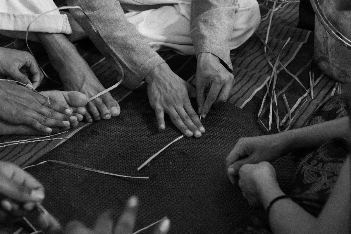 Uni_Presidency's tweet image. 🌿 Sustainability meets design!
Students explored banana fiber craftsmanship at Vishu Nature, Hampi — turning agricultural waste into functional products. 🪡
Rethinking design. Reimagining waste. 💚
#BananaFiber #SustainableDesign #PresidencyUniversity