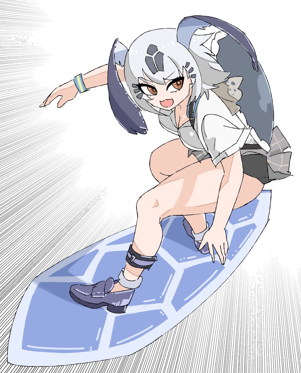 サーフボードで登校するアオウミガメちゃん 