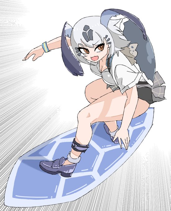 サーフボードで登校するアオウミガメちゃん 