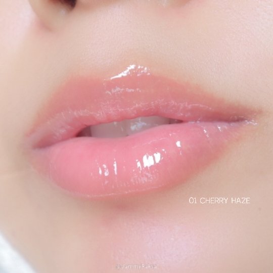 ลิปเจลออยปากฉ่ำวาว✨จาก Fleen Beauty Inner Glow Lip Therapy💋มีนวัตกรรมลิปเนื้อ Gel melts to Oil เนื้อนุ่มลื่น บางเบา เกลี่ยง่าย ทาแล้วปากชุ่มชื้นดูอิ่มน้ำ ฉ่ำวาวขึ้นทันที ไม่เหนียว ไม่หนักปากเลย พร้อมบำรุงด้วย 5-Brightening Oils Complex ช่วยลดการสร้างเม็ดสีเมลานิน