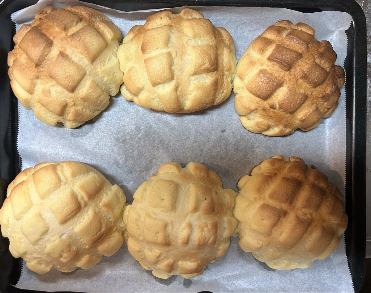 次はメロンパンを初めて作りました
成功してるように見えるのですが、クッキー生地の量が少なく網目状にスキッパーでカットし過ぎて、しまいには2次発酵中に離れていってしまい味は甘さ控えめといった所でしょうか…
次はクッキー生地多めでまたトライします