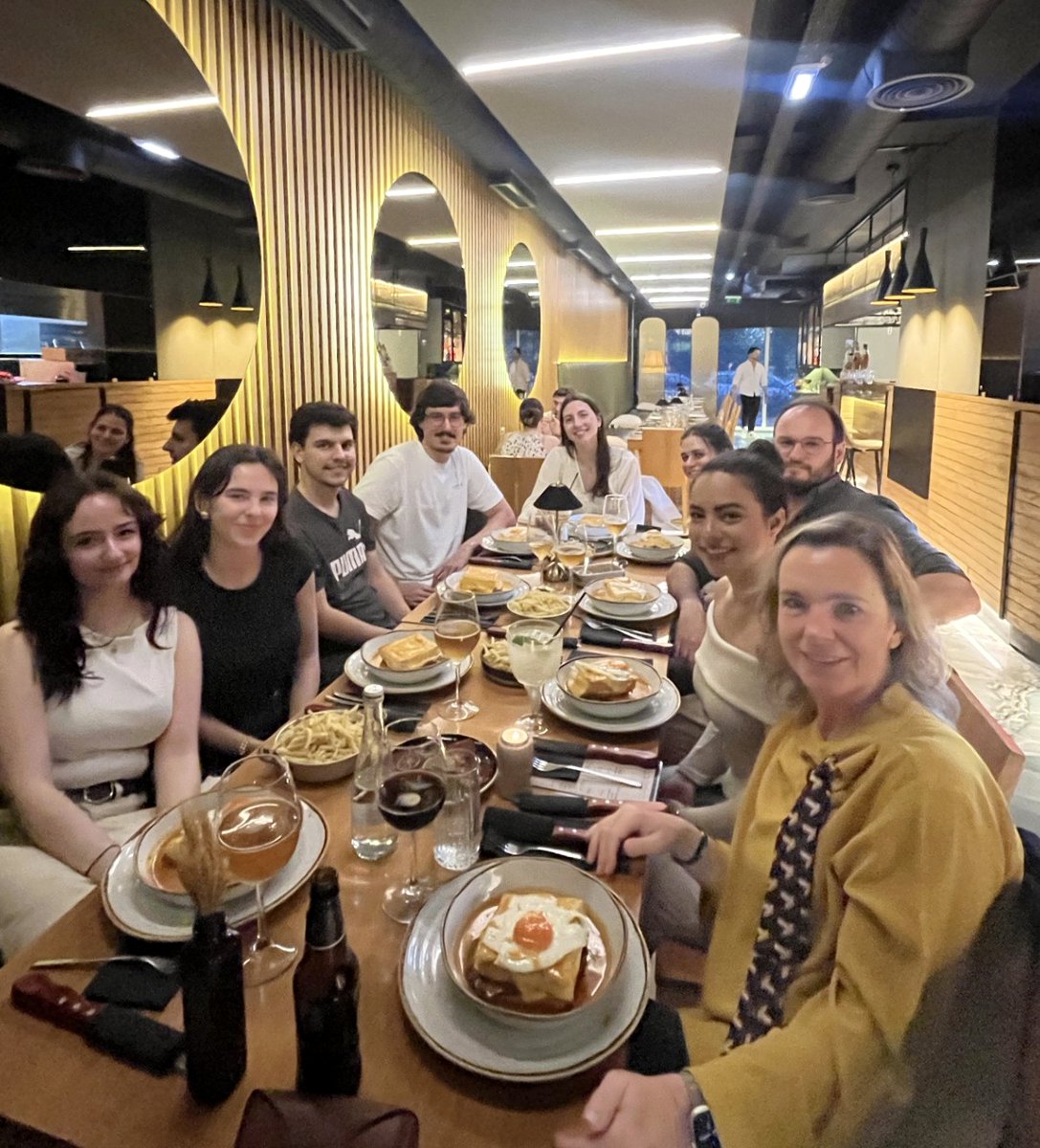 DominguesLab's tweet image. ✨A great evening with the team at our group dinner! We celebrated recent achievements and ongoing collaborations.
#TeamScience #Collaboration #ResearchLife