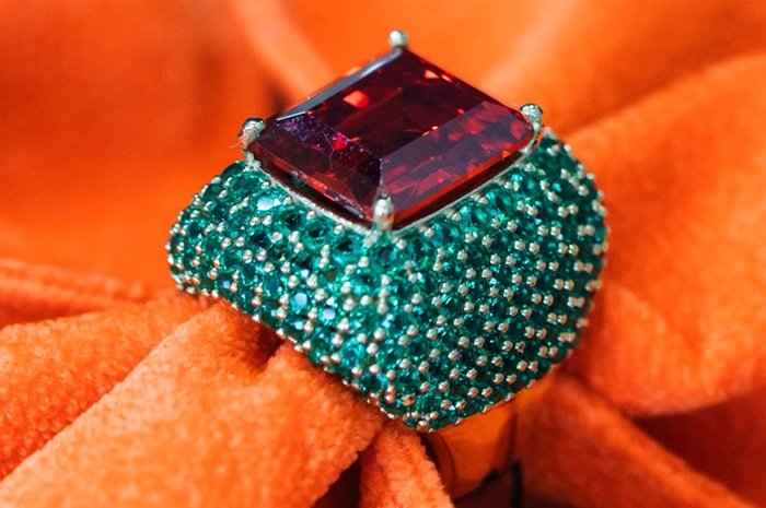 Campanica's tweet image. GOLDSMITHING CRAFTED AND ROOTED IN DOMESTIC MARKETS The spring event OPEN at il Centro Orafo il Tarì is very popular with buyers from all over Italia and several Mediterranean countries. 
campanica.blogspot.com/2026/04/goldsm…
----
#Caserta #jewellery #fair