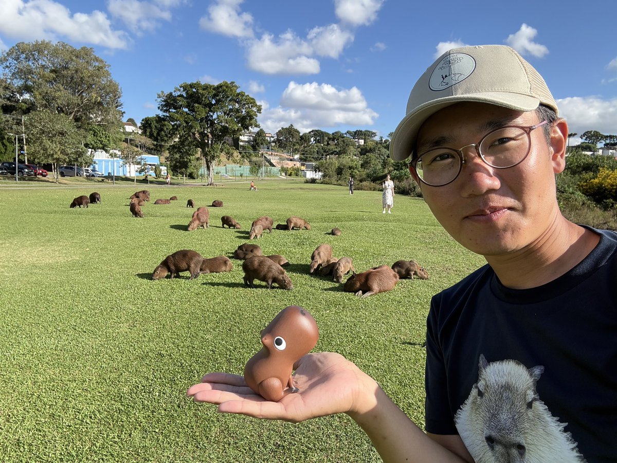 CapybaraCapygon's tweet photo. 日本に戻ってまいりました🇯🇵

改めて実感しております。
自分に合っているのは、南米。とりわけブラジルのあの空気感だということを🇧🇷

人との距離が近く、言葉以上に“温度”で伝わるあの感覚。
私はあの空気の中でこそ自然体でいられ、だからこそ自分を最大限に表現できる。実行できる。達成できる。

そして、人々が力を合わせ、一つの目標に向かって自然と団結していくその強さも、身をもって感じました。

今回、日本の幅広い世代に「野生のカピバラとは何か」を最も効果的な形で届けるサポートができたと思います📺

さらに、日本とブラジルをつなぐ一つのプロジェクトを3年越しに成し遂げることができたことに、確かな誇りと自信を抱いております。

本気で向き合い、徹底的にやり抜けば、思い描いたことは現実にできる。それを証明することができました。

この経験を糧に、次の挑戦へと進んでまいります。

Muito obrigado a todos.

#カピバラ #ブラジル #ビバ南米