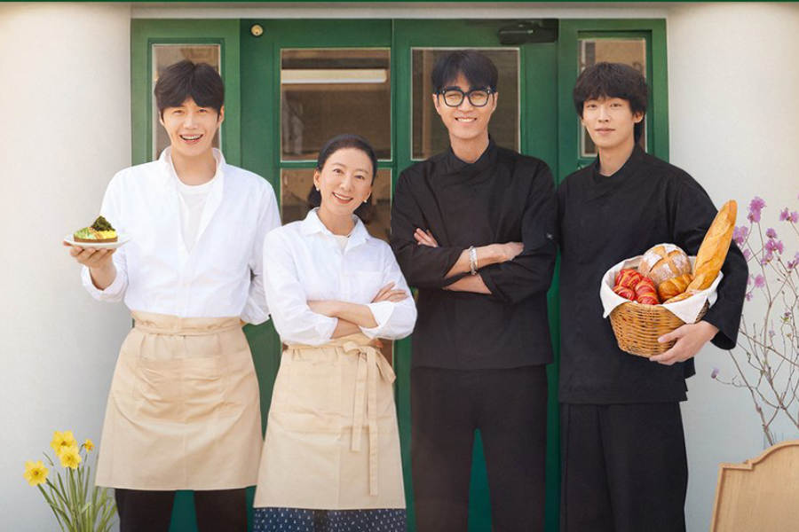 #KimSeonHo, #LeeKiTaek, #KimHeeAe, And #ChaSeungWon Welcome Seniors To Their Dessert Café In New Variety Show
soompi.com/article/183454…