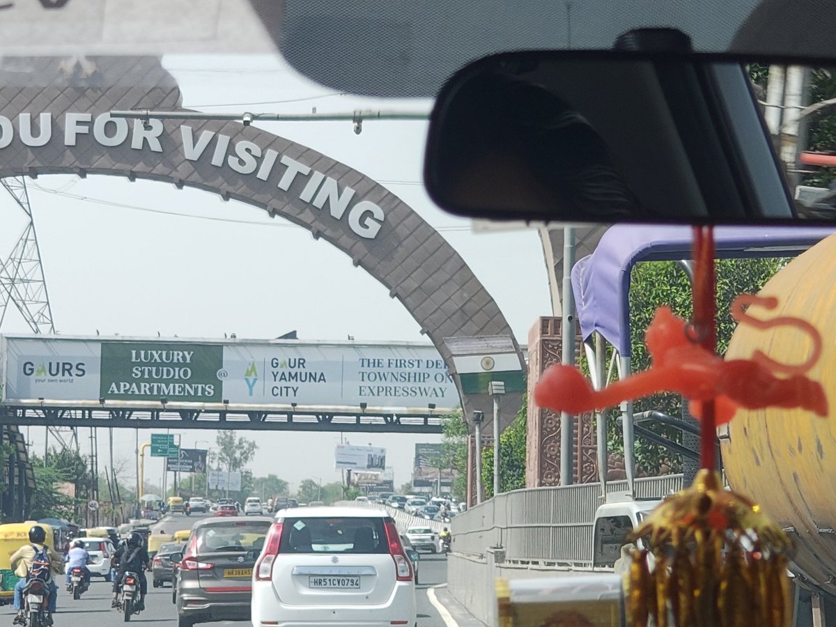 ankitverma_5's tweet photo. Disrespect to the Indian 🇮🇳 national flag reported again at Noida Border near Supernova Tower, Delhi. This is unacceptable—authorities must investigate and take strict action to uphold our national pride. #NationalFlag
@noida_authority @CeoNoida @dmgbnagar https://t.co/ejVLk103Gv