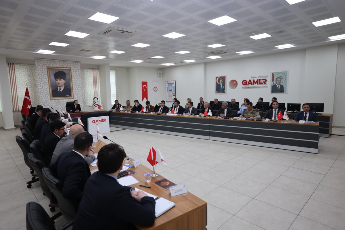 SiirtValiligi's tweet photo. 📍Okulların ve Okul Çevrelerinin Güvenliği Toplantısı Vali Kızılkaya Başkanlığında Gerçekleştirildi.

Valimiz Sayın @Dr_KemalKzlkaya başkanlığında, “Okulların ve Okul Çevrelerinin Güvenliği” konulu toplantı, Siirt Güvenlik ve Acil Durumlar Koordinasyon Merkezi (GAMER)’de gerçekleştirildi.

Toplantıya; #Siirt Cumhuriyet Başsavcısı Yasin Coşkun, Vali Yardımcısı Rabia Naçar Çanakcıoğlu, İl Emniyet Müdürü Necmettin Öztürk, İl Jandarma Komutanı Tuğgeneral Uğur Özmen, ilçe kaymakamları, Siirt Üniversitesi Rektörü Prof. Dr. Nihat Şındak, İl Millî Eğitim Müdürü İlhan Saz, ilçe millî eğitim müdürleri ile ilgili kurum ve güvenlik birimlerinin yetkilileri katıldı.

Toplantıda; okullarımızın iç ve dış güvenliği kapsamlı şekilde ele alınarak giriş-çıkış düzeni, okul çevre denetimleri, kamera sistemleri, ziyaretçi uygulamaları, servis güzergâhları ve trafik tedbirleri ile servis araçlarının denetimi değerlendirildi. Ayrıca kurumlar arası erken uyarı ve müdahale mekanizmalarının güçlendirilmesi, öğrencilerimizin gelişim süreçlerinde oluşabilecek risklerin zamanında tespiti ve koruyucu-önleyici tedbirlerin etkin şekilde uygulanması konuları ele alındı.

Toplantının açılışında konuşan Vali Kızılkaya, "Evlatlarımızın huzur ve güven içinde eğitim almasının devletimizin en temel öncelikleri arasında yer aldığını belirterek, “Hiçbir velimizin evladını okula gönderirken endişe duymadığı bir ortamı sağlamak temel hedefimizdir. Geleceğimizin teminatı olan çocuklarımız için güvenli, huzurlu ve nitelikli eğitim ortamları oluşturmaya kararlılıkla devam ediyoruz." ifadelerini kullandı.

Vali Kızılkaya, aile-okul-kamu ve sivil toplum iş birliğinin güçlendirilmesi, risk işaretlerinin erken tespiti ve önleyici çalışmaların yaygınlaştırılması hususunda ilgili birimlere gerekli talimatları verdi.

Toplantı, katılımcıların görüş ve önerilerini sunmalarının ardından sona erdi.

@TC_icisleri @tcmeb 
#SiirtinHuzuru🇹🇷
#GüvenliÇevreHuzurluEğitim 🇹🇷