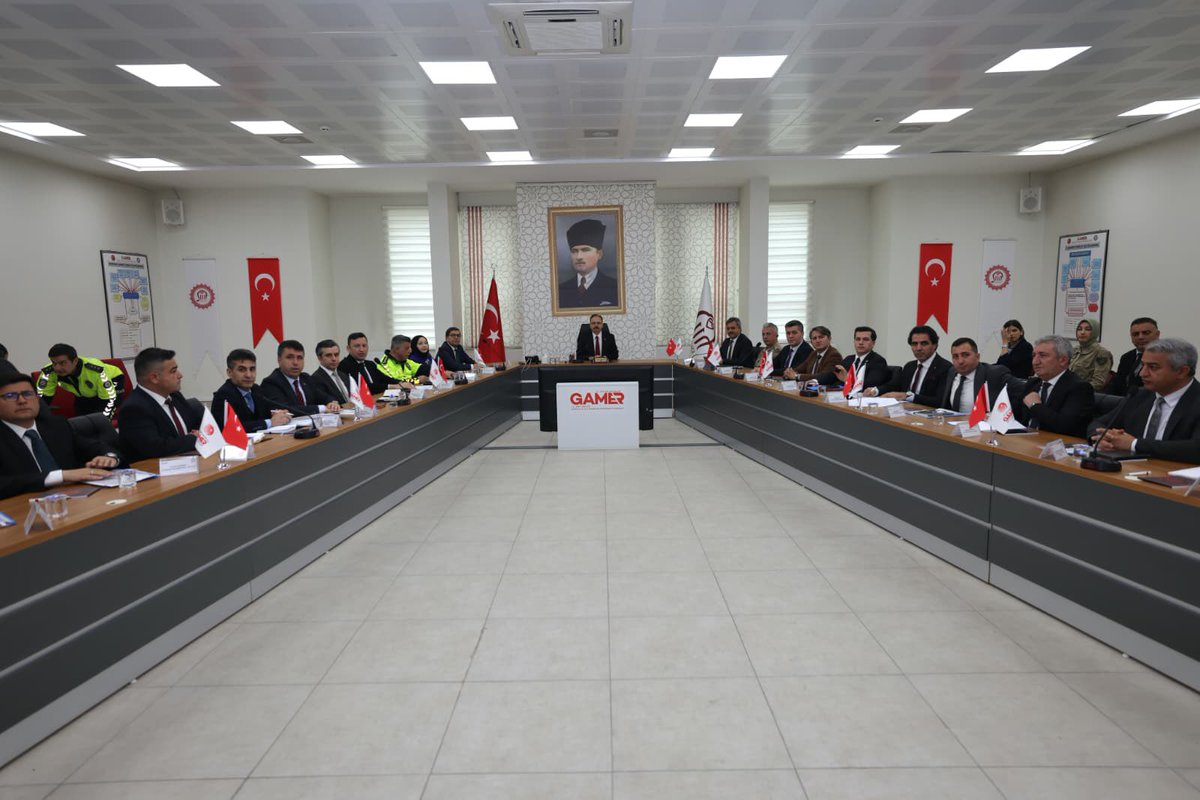 SiirtValiligi's tweet photo. 📍Okulların ve Okul Çevrelerinin Güvenliği Toplantısı Vali Kızılkaya Başkanlığında Gerçekleştirildi.

Valimiz Sayın @Dr_KemalKzlkaya başkanlığında, “Okulların ve Okul Çevrelerinin Güvenliği” konulu toplantı, Siirt Güvenlik ve Acil Durumlar Koordinasyon Merkezi (GAMER)’de gerçekleştirildi.

Toplantıya; #Siirt Cumhuriyet Başsavcısı Yasin Coşkun, Vali Yardımcısı Rabia Naçar Çanakcıoğlu, İl Emniyet Müdürü Necmettin Öztürk, İl Jandarma Komutanı Tuğgeneral Uğur Özmen, ilçe kaymakamları, Siirt Üniversitesi Rektörü Prof. Dr. Nihat Şındak, İl Millî Eğitim Müdürü İlhan Saz, ilçe millî eğitim müdürleri ile ilgili kurum ve güvenlik birimlerinin yetkilileri katıldı.

Toplantıda; okullarımızın iç ve dış güvenliği kapsamlı şekilde ele alınarak giriş-çıkış düzeni, okul çevre denetimleri, kamera sistemleri, ziyaretçi uygulamaları, servis güzergâhları ve trafik tedbirleri ile servis araçlarının denetimi değerlendirildi. Ayrıca kurumlar arası erken uyarı ve müdahale mekanizmalarının güçlendirilmesi, öğrencilerimizin gelişim süreçlerinde oluşabilecek risklerin zamanında tespiti ve koruyucu-önleyici tedbirlerin etkin şekilde uygulanması konuları ele alındı.

Toplantının açılışında konuşan Vali Kızılkaya, "Evlatlarımızın huzur ve güven içinde eğitim almasının devletimizin en temel öncelikleri arasında yer aldığını belirterek, “Hiçbir velimizin evladını okula gönderirken endişe duymadığı bir ortamı sağlamak temel hedefimizdir. Geleceğimizin teminatı olan çocuklarımız için güvenli, huzurlu ve nitelikli eğitim ortamları oluşturmaya kararlılıkla devam ediyoruz." ifadelerini kullandı.

Vali Kızılkaya, aile-okul-kamu ve sivil toplum iş birliğinin güçlendirilmesi, risk işaretlerinin erken tespiti ve önleyici çalışmaların yaygınlaştırılması hususunda ilgili birimlere gerekli talimatları verdi.

Toplantı, katılımcıların görüş ve önerilerini sunmalarının ardından sona erdi.

@TC_icisleri @tcmeb 
#SiirtinHuzuru🇹🇷
#GüvenliÇevreHuzurluEğitim 🇹🇷