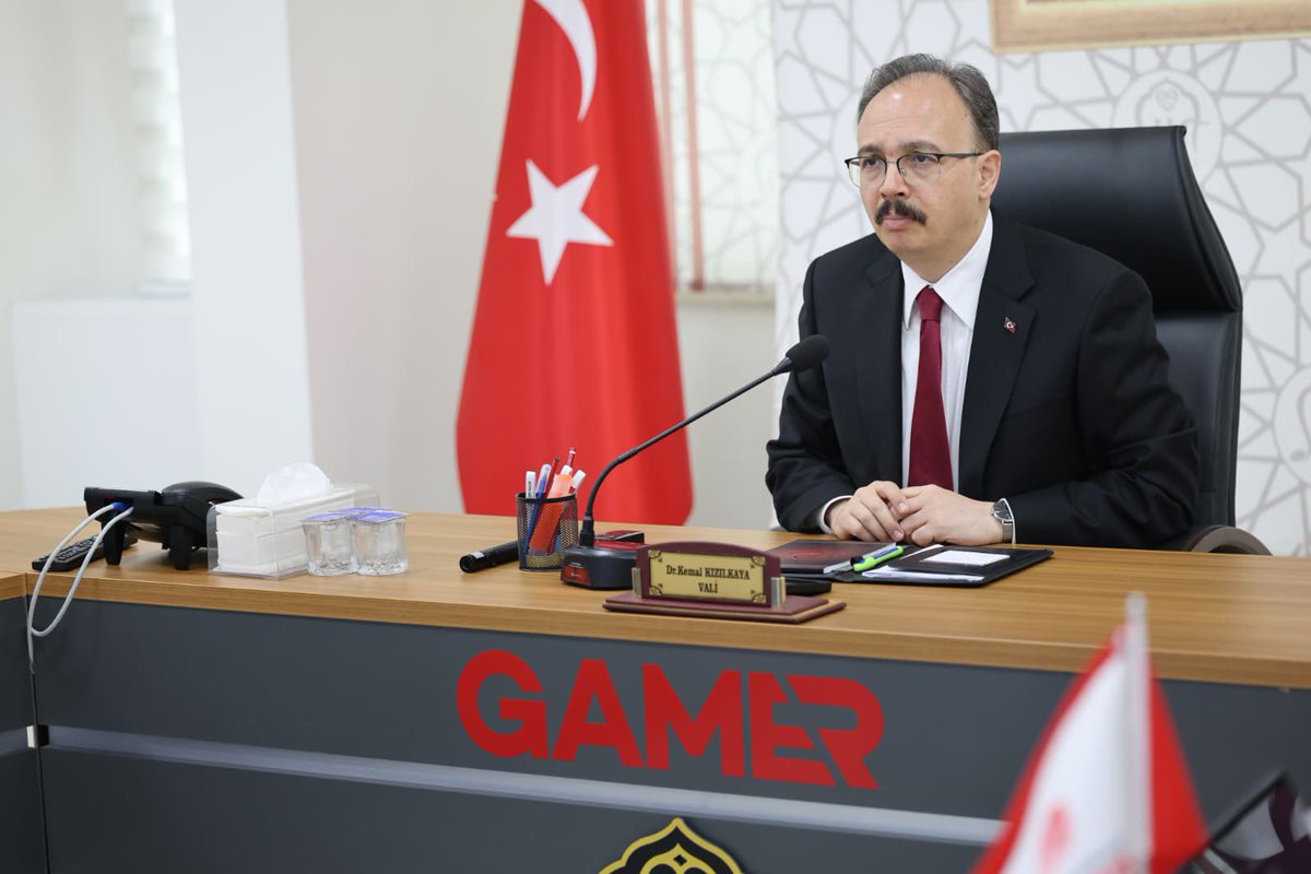 SiirtValiligi's tweet photo. 📍Okulların ve Okul Çevrelerinin Güvenliği Toplantısı Vali Kızılkaya Başkanlığında Gerçekleştirildi.

Valimiz Sayın @Dr_KemalKzlkaya başkanlığında, “Okulların ve Okul Çevrelerinin Güvenliği” konulu toplantı, Siirt Güvenlik ve Acil Durumlar Koordinasyon Merkezi (GAMER)’de gerçekleştirildi.

Toplantıya; #Siirt Cumhuriyet Başsavcısı Yasin Coşkun, Vali Yardımcısı Rabia Naçar Çanakcıoğlu, İl Emniyet Müdürü Necmettin Öztürk, İl Jandarma Komutanı Tuğgeneral Uğur Özmen, ilçe kaymakamları, Siirt Üniversitesi Rektörü Prof. Dr. Nihat Şındak, İl Millî Eğitim Müdürü İlhan Saz, ilçe millî eğitim müdürleri ile ilgili kurum ve güvenlik birimlerinin yetkilileri katıldı.

Toplantıda; okullarımızın iç ve dış güvenliği kapsamlı şekilde ele alınarak giriş-çıkış düzeni, okul çevre denetimleri, kamera sistemleri, ziyaretçi uygulamaları, servis güzergâhları ve trafik tedbirleri ile servis araçlarının denetimi değerlendirildi. Ayrıca kurumlar arası erken uyarı ve müdahale mekanizmalarının güçlendirilmesi, öğrencilerimizin gelişim süreçlerinde oluşabilecek risklerin zamanında tespiti ve koruyucu-önleyici tedbirlerin etkin şekilde uygulanması konuları ele alındı.

Toplantının açılışında konuşan Vali Kızılkaya, "Evlatlarımızın huzur ve güven içinde eğitim almasının devletimizin en temel öncelikleri arasında yer aldığını belirterek, “Hiçbir velimizin evladını okula gönderirken endişe duymadığı bir ortamı sağlamak temel hedefimizdir. Geleceğimizin teminatı olan çocuklarımız için güvenli, huzurlu ve nitelikli eğitim ortamları oluşturmaya kararlılıkla devam ediyoruz." ifadelerini kullandı.

Vali Kızılkaya, aile-okul-kamu ve sivil toplum iş birliğinin güçlendirilmesi, risk işaretlerinin erken tespiti ve önleyici çalışmaların yaygınlaştırılması hususunda ilgili birimlere gerekli talimatları verdi.

Toplantı, katılımcıların görüş ve önerilerini sunmalarının ardından sona erdi.

@TC_icisleri @tcmeb 
#SiirtinHuzuru🇹🇷
#GüvenliÇevreHuzurluEğitim 🇹🇷