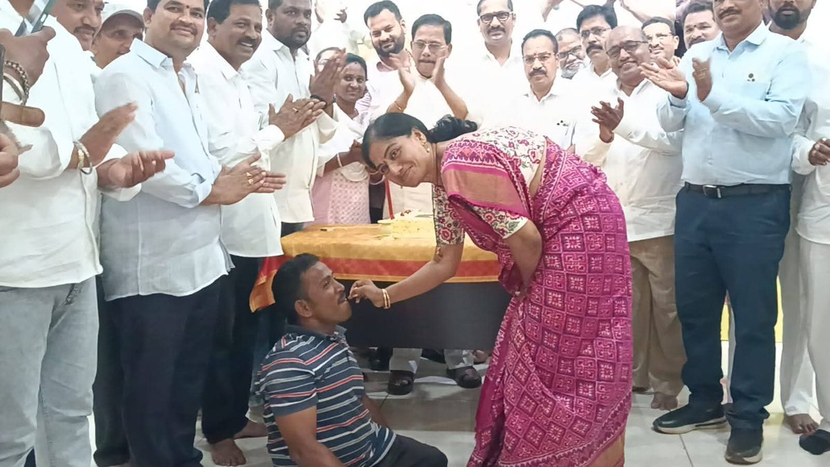 gouthusireesha's tweet image. నియోజకవర్గ తెలుగుదేశం పార్టీ కార్యాలయంలో మన ముఖ్యమంత్రి శ్రీ నారా చంద్రబాబు నాయుడు గారి 76వ జన్మదిన వేడుకలో పాల్గొనటమైనది.

మా నాయకుడు @ncbn  గారికి జన్మదిన శుభాకాంక్షలు💐...
#HappyBirthdayCBN #NaraChandrababuNaidu  #VisionaryLeadership 
#GouthuSireesha #MLAPalasa